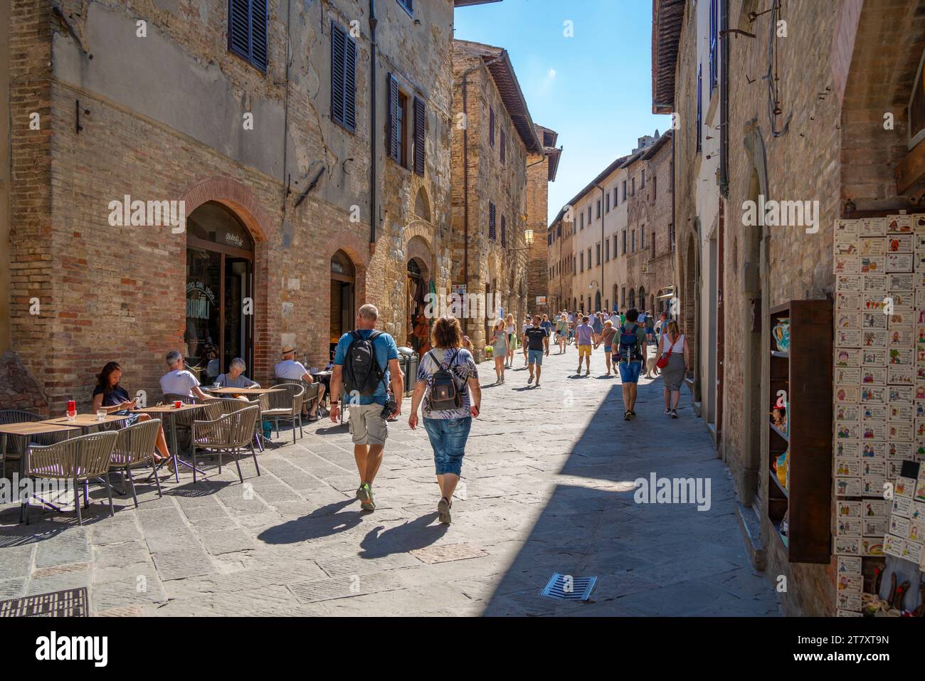 Blick auf die enge Straße in San Gimignano, San Gimignano, Provinz Siena, Toskana, Italien, Europa Stockfoto