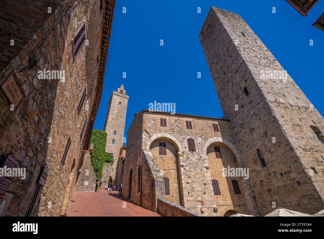 Blick auf die Türme von der Straße in San Gimignano, San Gimignano, UNESCO-Weltkulturerbe, Provinz Siena, Toskana, Italien, Europa Stockfoto