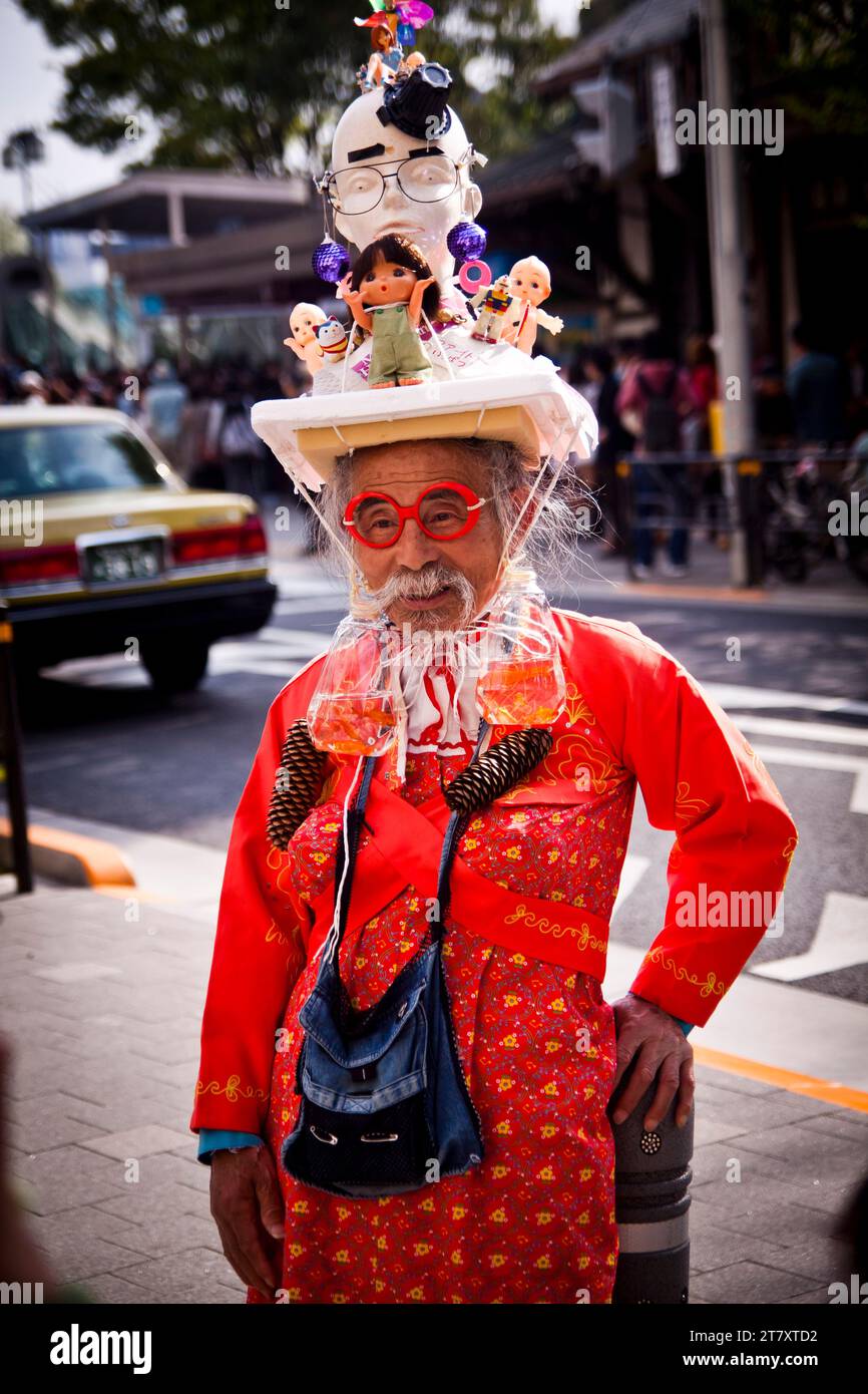 Ein älterer Cosplay-Mann in Harajuku, Tokio, Japan. Stockfoto