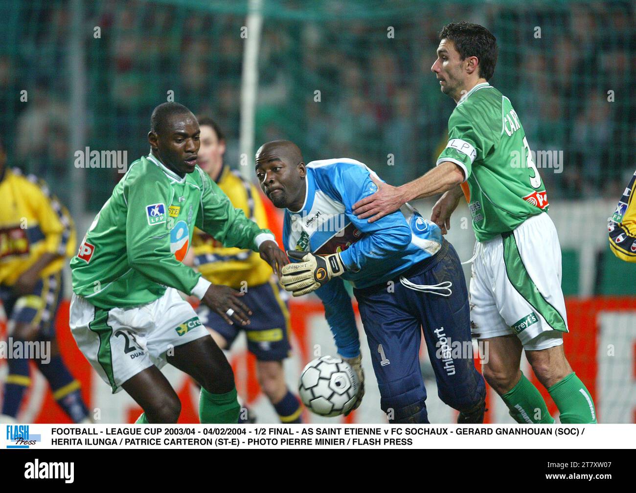 FUSSBALL - LIGAPOKAL 2003/04 - 04/02/2004 - 1/2 FINALE - AS SAINT ETIENNE GEGEN FC SOCHAUX - GERARD GNANHOUAN (SOC) / HERITA ILUNGA / PATRICE CARTERON (ST-E) - FOTO LAURENT BAHEUX / FLASH PRESS Stockfoto