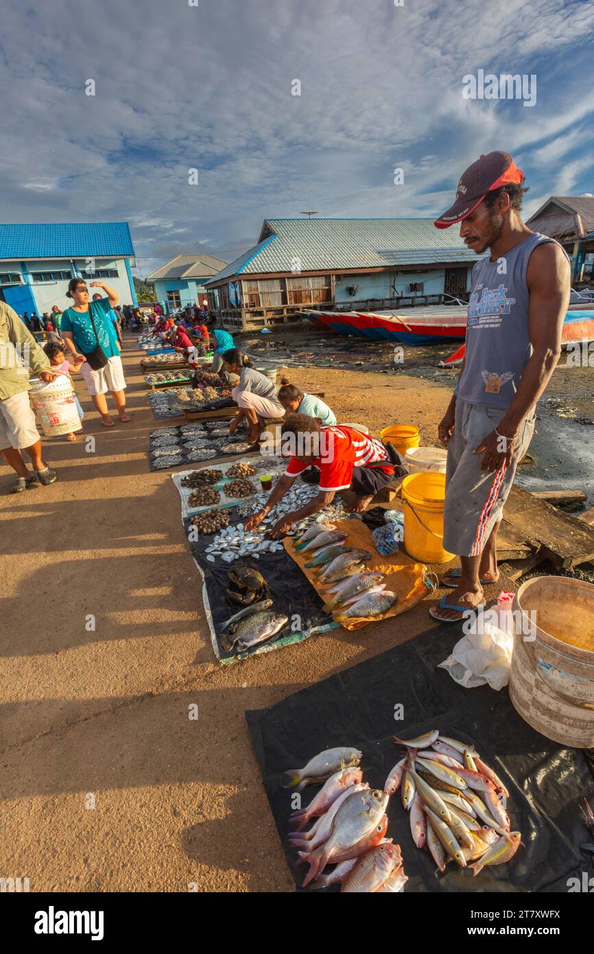 Händler, die frischen Fisch auf dem Fischmarkt in Sorong verkaufen, der größten Stadt der indonesischen Provinz im Südwesten Papua, Indonesien, Südostasien Stockfoto