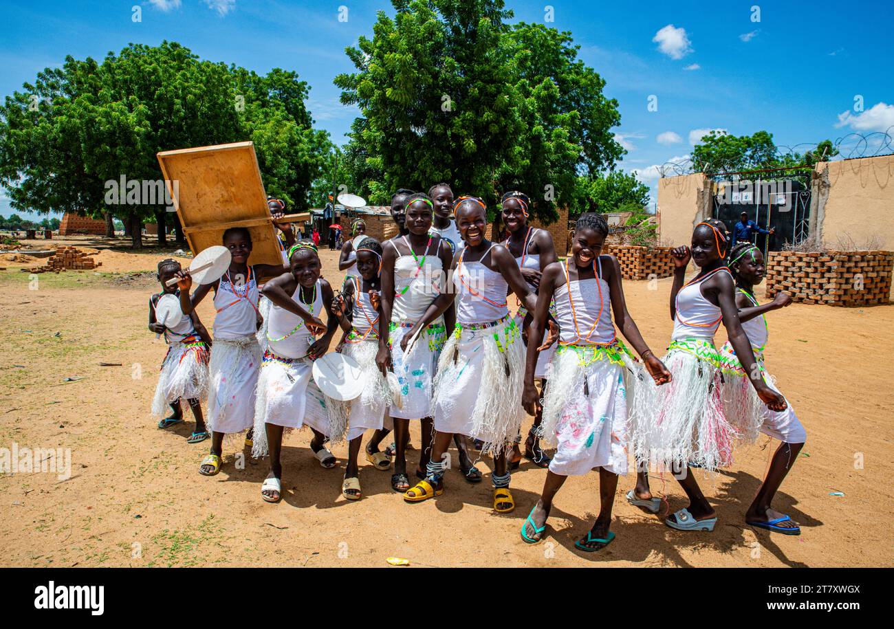 Mädchen tanzen auf einem Stammesfest im Südschad, Afrika Stockfoto