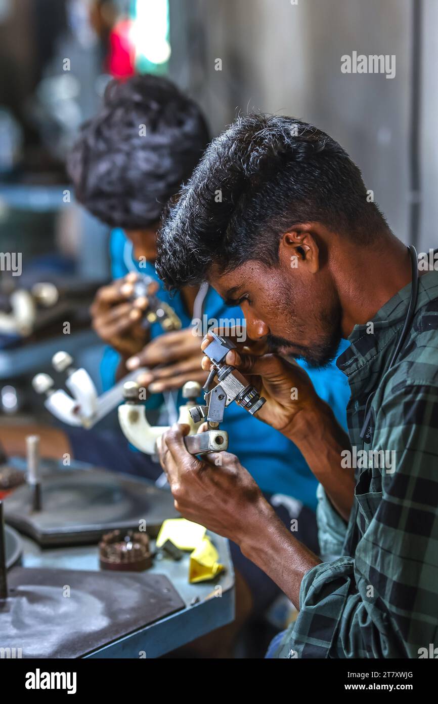 Diamantpolierwerkstatt in einem Dorf in der Nähe von Dediapada im Bezirk Narmada, Gujarat, Indien, Asien Stockfoto