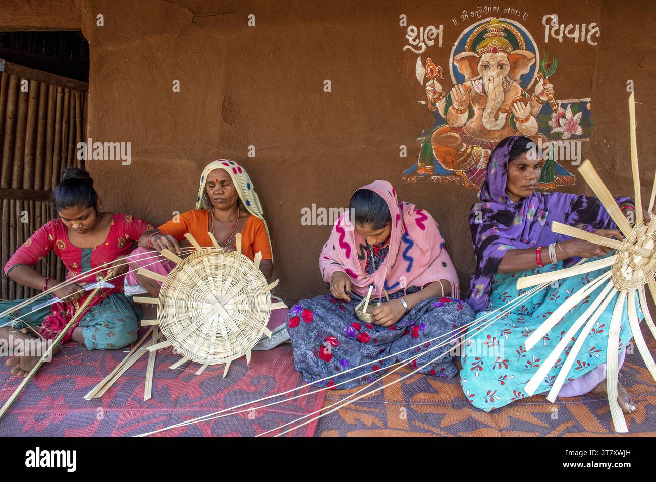 Adivasi-Frauen machen Körbe in einem Dorf im Bezirk Narmada, Gujarat, Indien, Asien Stockfoto