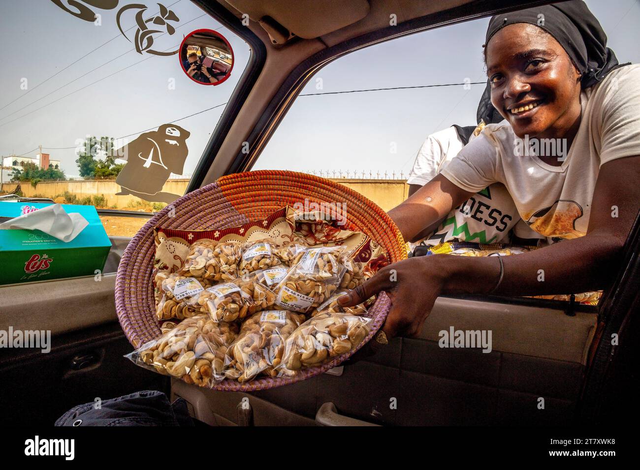 Ein Mädchen, das Cashewnüsse in Thies, Senegal, Westafrika, Afrika verkauft Stockfoto