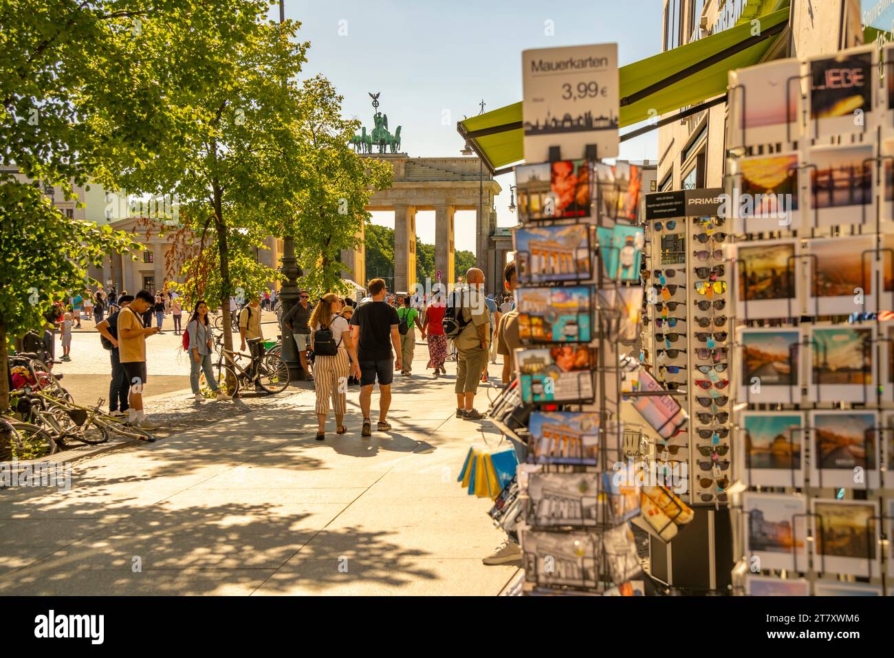 Blick auf das Brandenburger Tor, Postkarten und Besucher am Pariser Platz am sonnigen Tag, Mitte, Berlin, Deutschland, Europa Stockfoto