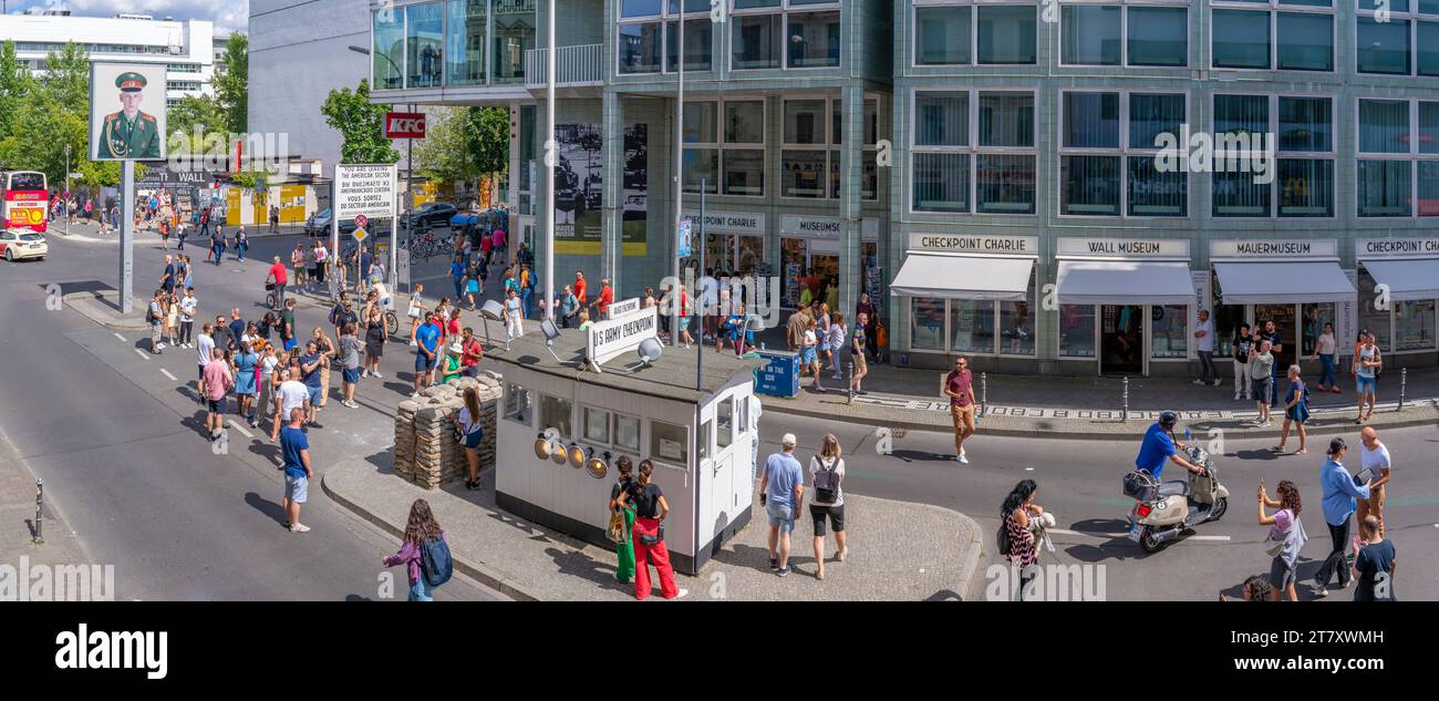 Erhöhter Blick auf Checkpoint Charlie, Friedrichstraße, Berlin, Deutschland, Europa Stockfoto