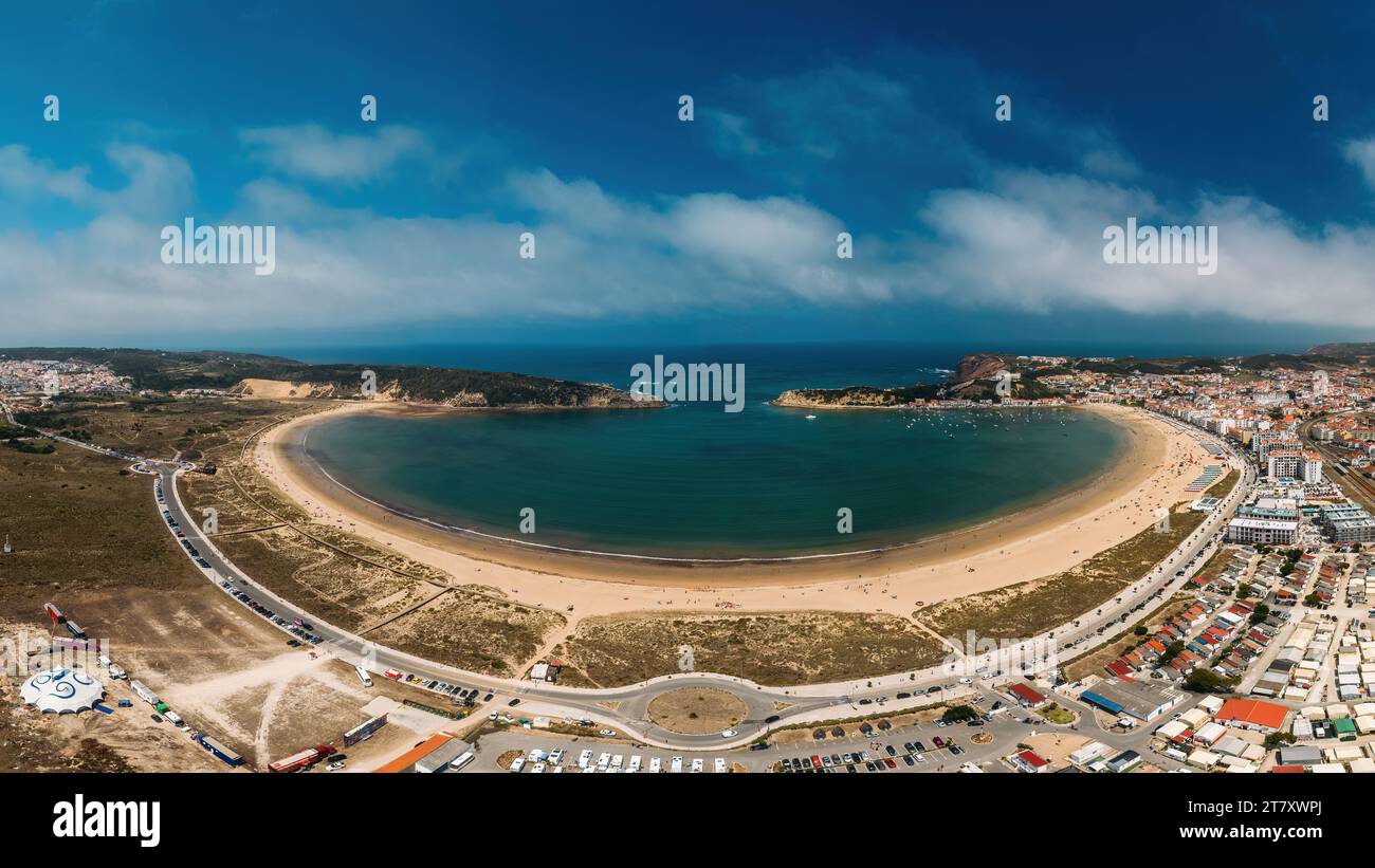 Panoramablick aus der Vogelperspektive auf die Bucht in Sao Martinho do Porto, Portugal, Europa Stockfoto