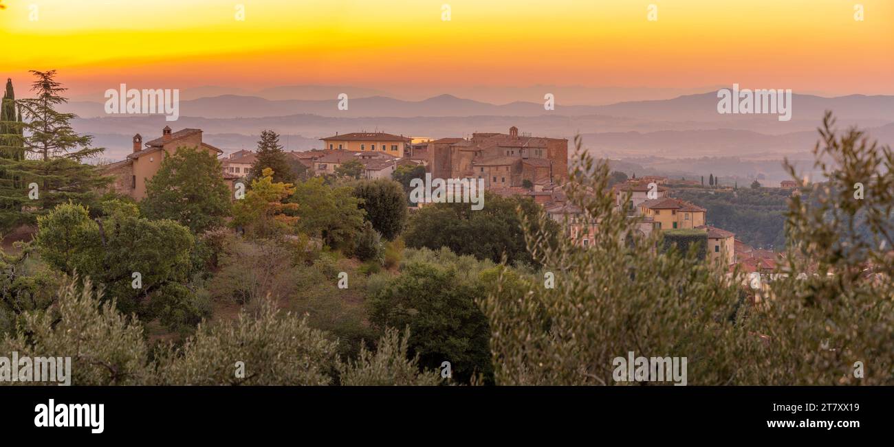 Blick auf den Sonnenaufgang über Chianciano Terme, Provinz Siena, Toskana, Italien, Europa Stockfoto