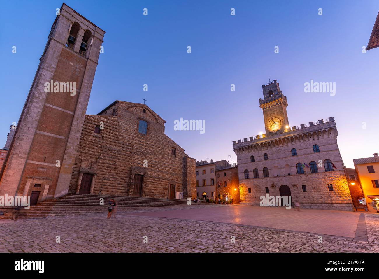 Blick auf den Dom und Palazzo Comunale auf der Piazza Grande in der Abenddämmerung, Montepulciano, Provinz Siena, Toskana, Italien, Europa Stockfoto