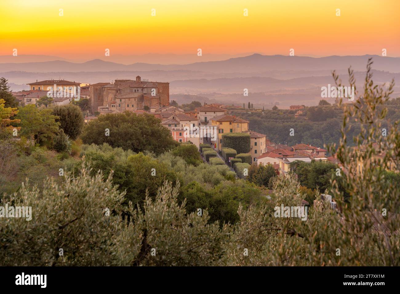 Blick auf den Sonnenaufgang über Chianciano Terme, Provinz Siena, Toskana, Italien, Europa Stockfoto