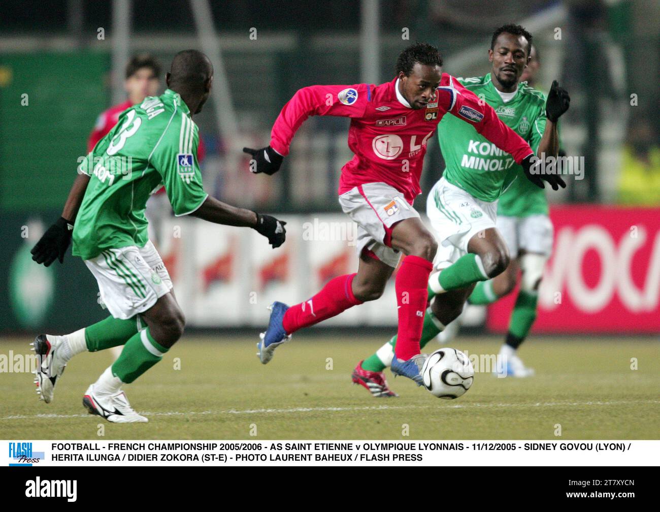 FUSSBALL - FRANZÖSISCHE MEISTERSCHAFT 2005/2006 - AS SAINT ETIENNE GEGEN OLYMPIQUE LYONNAIS - 11/12/2005 - SIDNEY GOVOU (LYON) / HERITA ILUNGA / DIDIER ZOKORA (ST-E) - FOTO LAURENT BAHEUX / FLASH PRESS Stockfoto