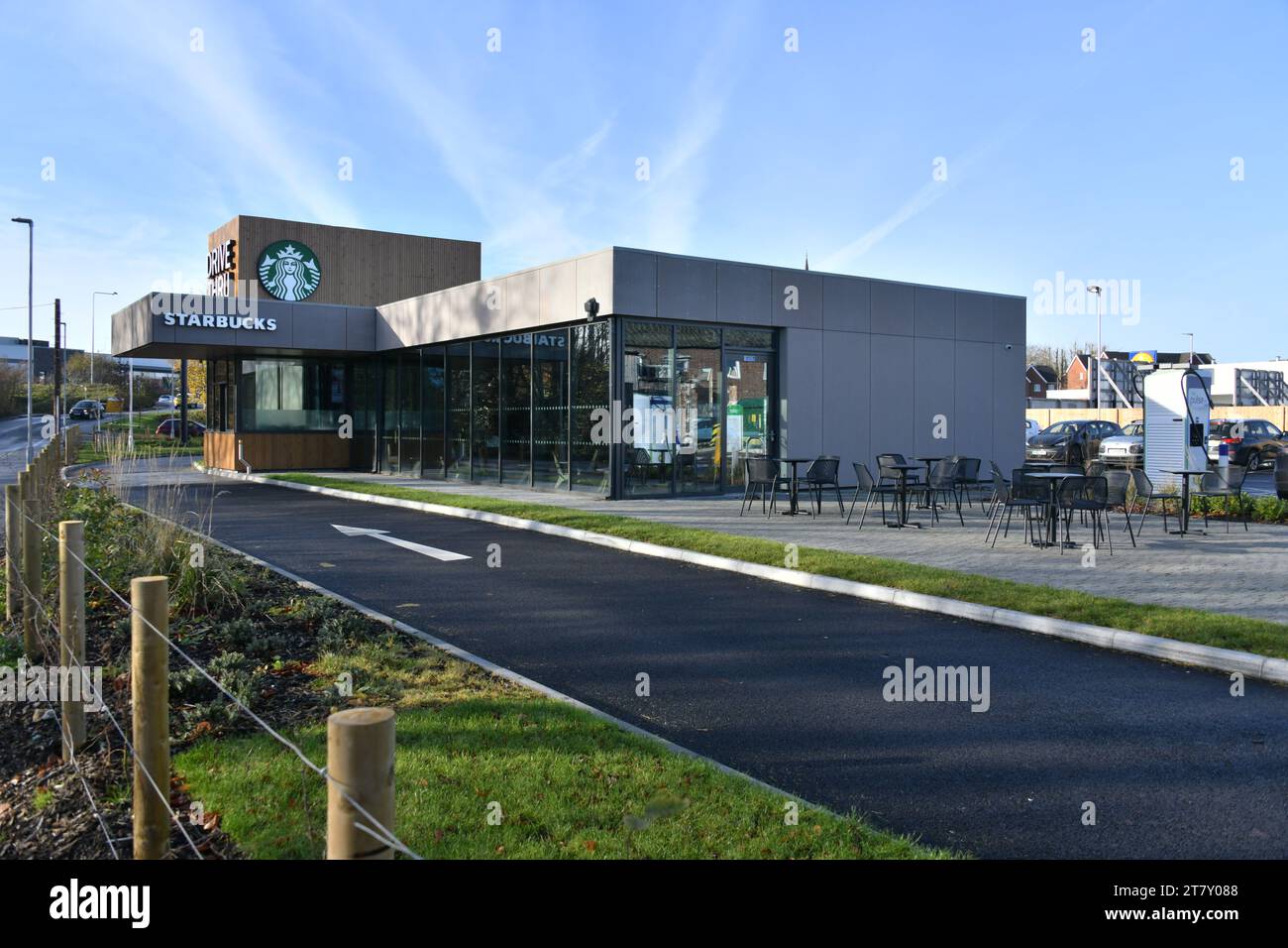Das kürzlich erbaute Starbucks Drive-Thru Restaurant im Brookside Retail Park in Uttoxeter wurde im November 2023 gesehen. Stockfoto