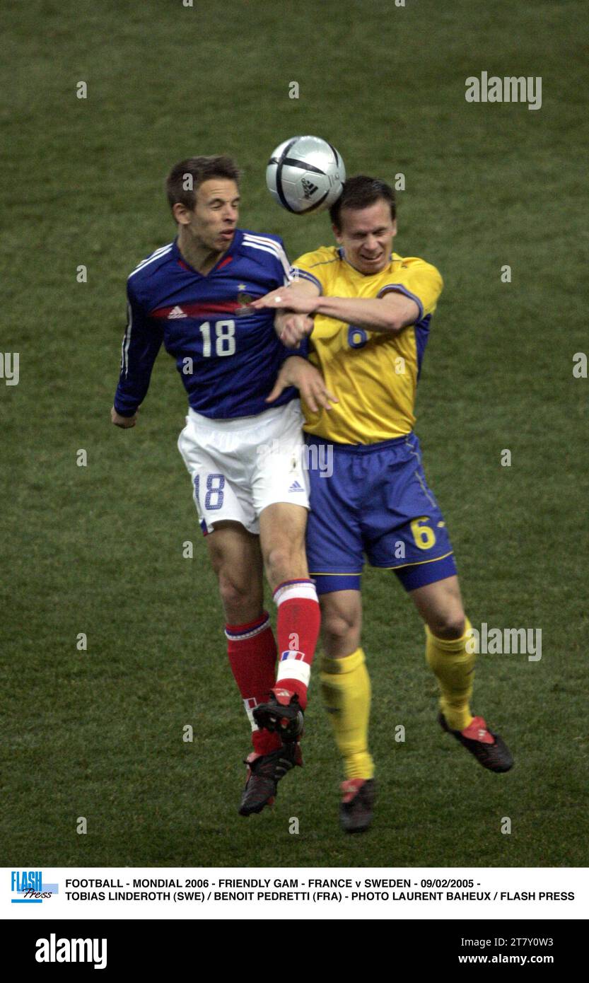 FUSSBALL - MONDIAL 2006 - FRIENDLY GAM - FRANKREICH / SCHWEDEN - 09/02/2005 - TOBIAS LINDEROTH (SWE) / BENOIT PEDRETTI (FRA) - FOTO LAURENT BAHEUX / FLASH PRESS Stockfoto