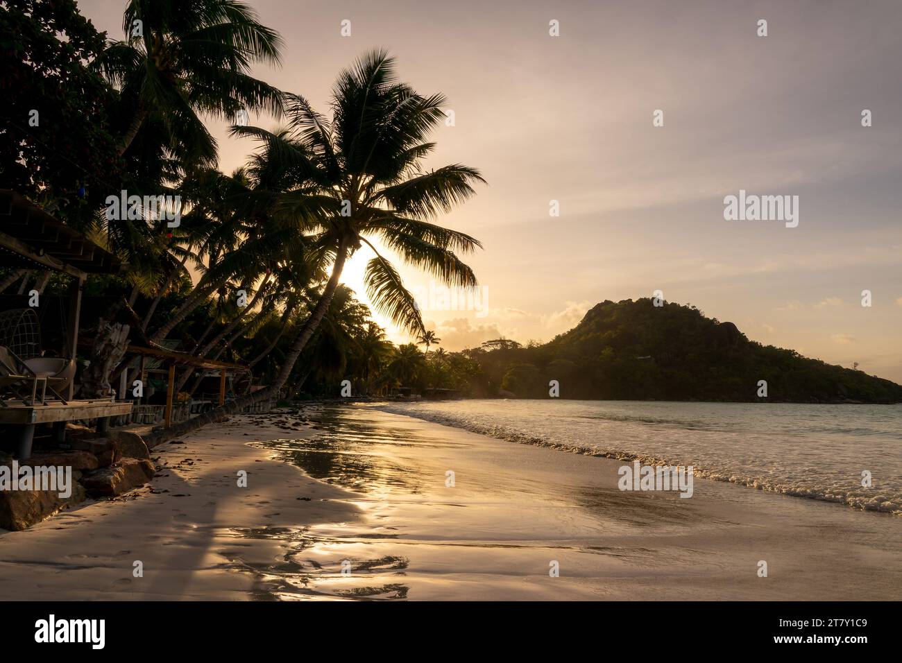Cafe am Strand von Anse Volbert bei Sonnenuntergang auf Praslin Island, Seychellen Stockfoto