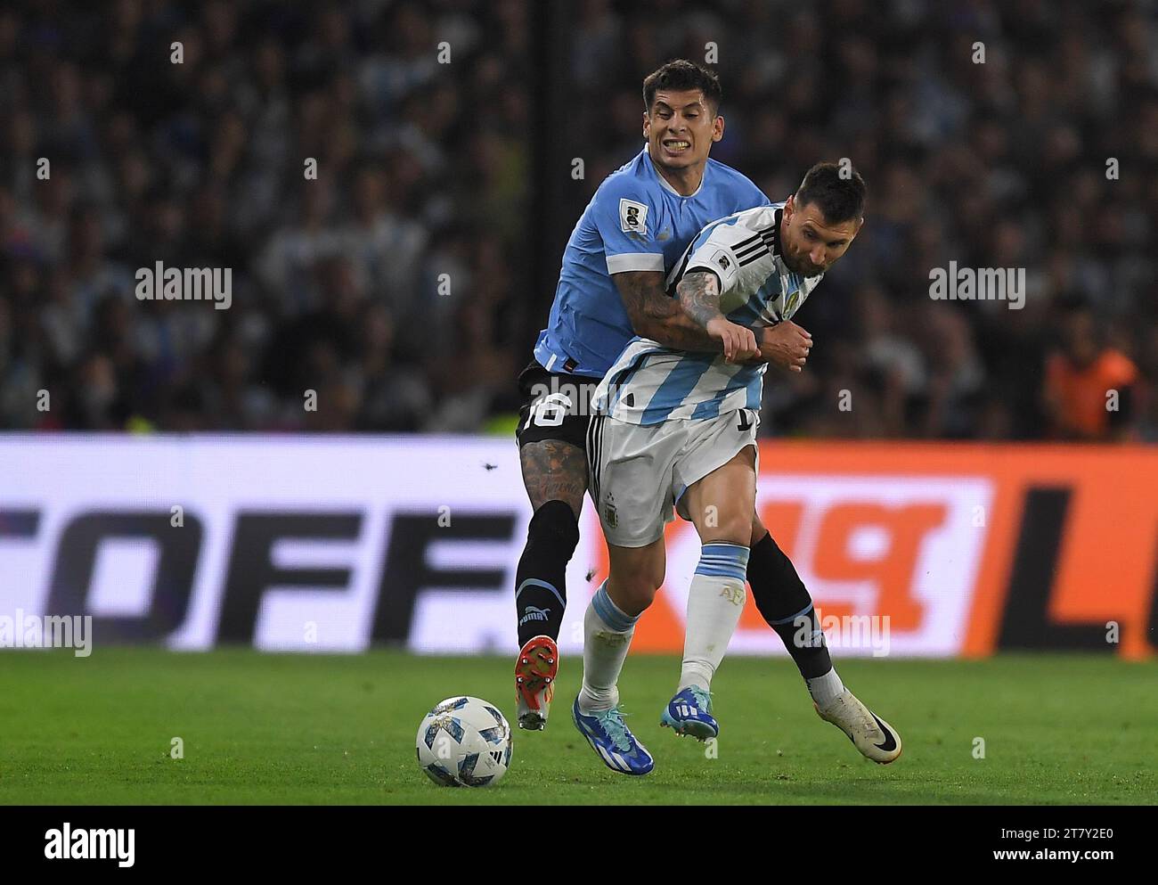 Buenos Aires, Argentinien. November 2023. Fußball: WM-Qualifikation Südamerika, Argentinien - Uruguay, 5. Spieltag im La Bombonera-Stadion: Mathias Olivera (l) kämpft gegen den argentinischen Lionel Messi. Quelle: Fernando Gens/dpa/Alamy Live News Stockfoto