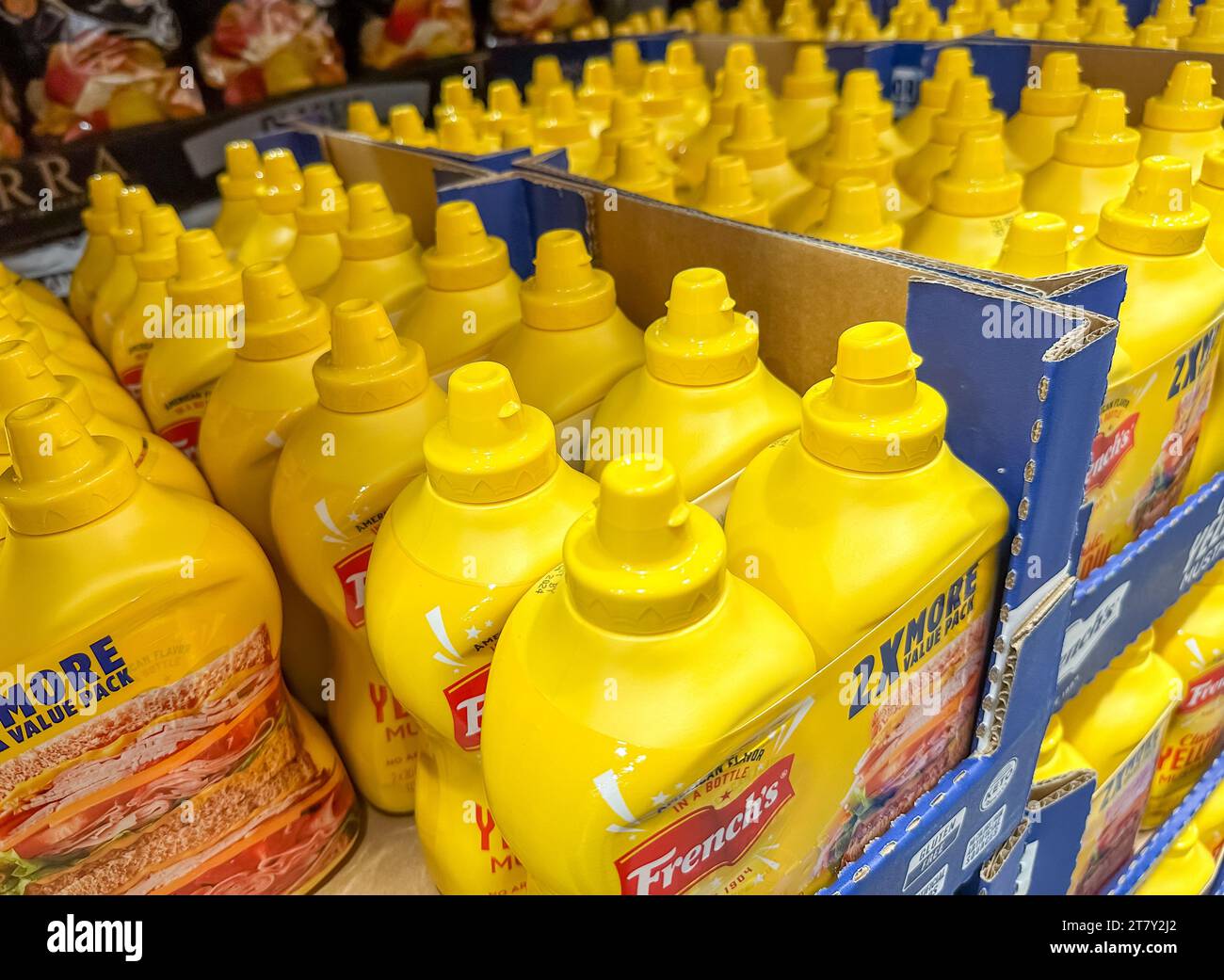 BAXTER, MN - 24. JUN 2023: Flaschen mit gelbem Senf von Franzosen zur Ausstellung und zum Verkauf bei Costco. Stockfoto