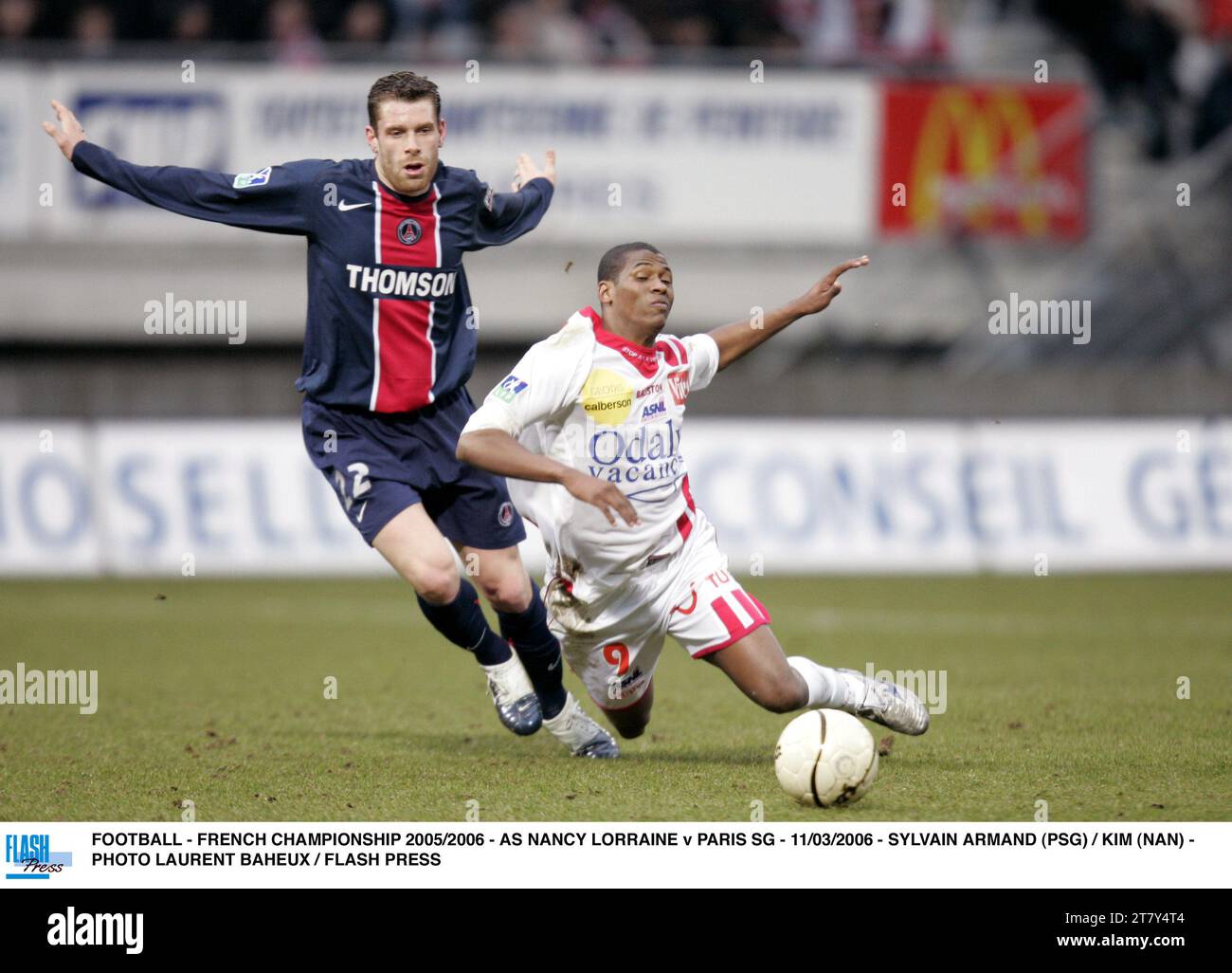 FUSSBALL - FRANZÖSISCHE MEISTERSCHAFT 2005/2006 - AS NANCY LORRAINE / PARIS SG - 11/03/2006 - SYLVAIN ARMAND (PSG) / KIM (NAN) - FOTO LAURENT BAHEUX / FLASH PRESS Stockfoto