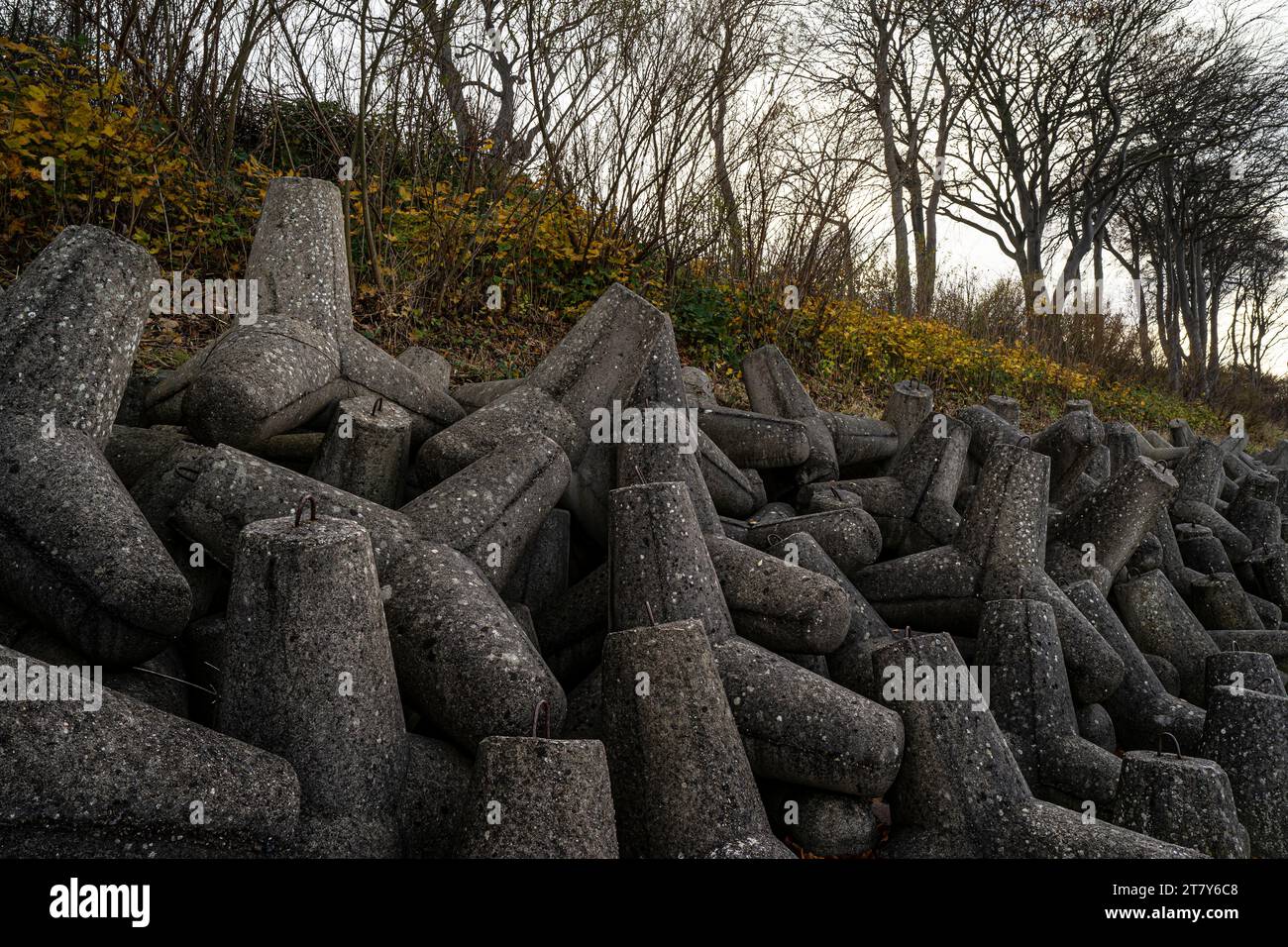 Strand - Schutz am Wasser - Erosion - Wellenbrecher und Klippen Stockfoto