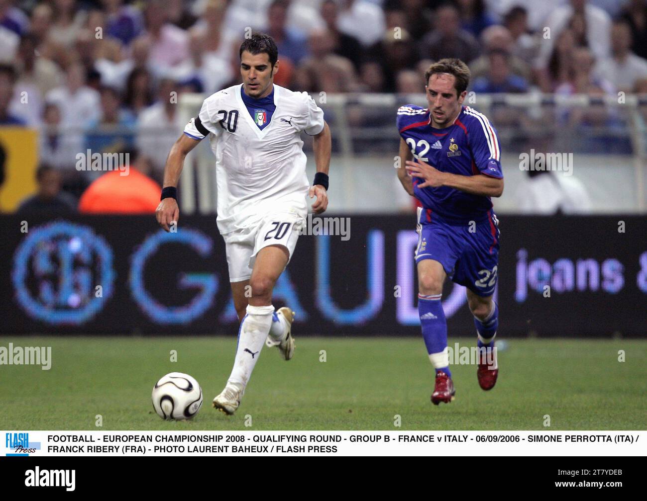 FUSSBALL - EUROPAMEISTERSCHAFT 2008 - QUALIFIKATIONSRUNDE - GRUPPE B - FRANKREICH GEGEN ITALIEN - 09/2006 - SIMONE PERROTTA (ITA) / FRANCK RIBERY (FRA) - FOTO LAURENT BAHEUX / FLASH PRESS Stockfoto