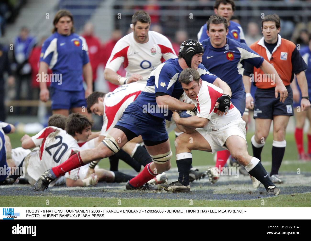 RUGBY - 6 NATIONS TURNIER 2006 - FRANKREICH GEGEN ENGLAND - 12/03/2006 - JEROME THION (FRA) / LEE MEARS (ENG) - FOTO LAURENT BAHEUX / FLASH PRESS Stockfoto