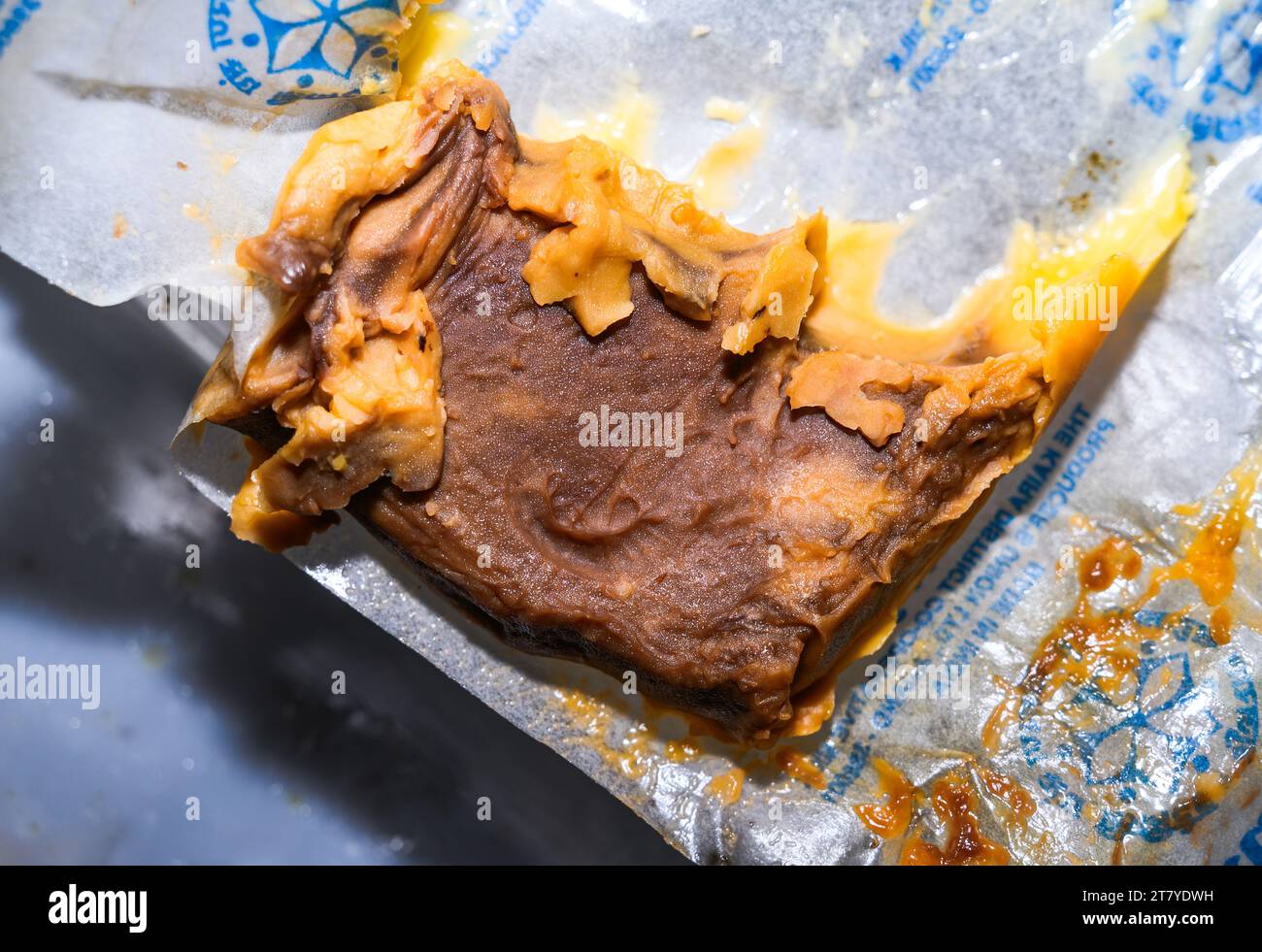 Butter hat eine natürliche blassgelbe Farbe, aber Butter kann auch im Gefrierschrank aufgrund der Maillard-Reaktion (ein nicht enzymatischer Bräunungsprozess in Butter) braun werden. Diese Reaktion tritt auf, wenn die Milchfeststoffe in Butter braun werden. Die Milchfeststoffe haben einen niedrigeren Rauchpunkt als das Fett in Butter. Außerdem kann Butter im Gefrierschrank aufgrund von Oxidation braun werden. Wenn Butter eine bestimmte Temperatur erreicht, reagiert sie mit Sauerstoff in der Luft. Tehatta, Westbengalen; Indien. Stockfoto