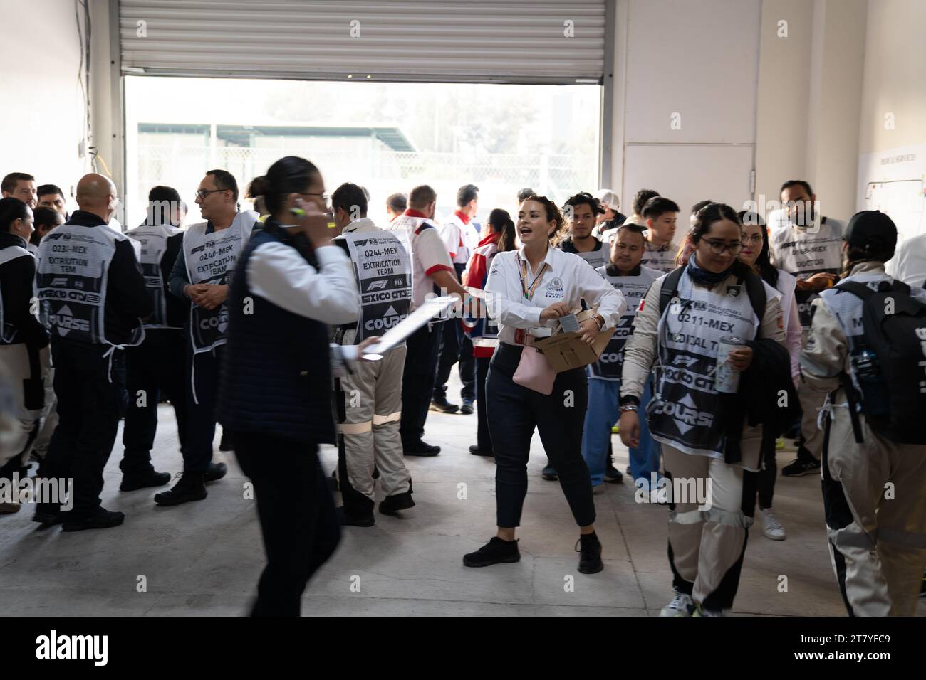 Dr. Ana Belem Garcia Sierra, Chief Medical Officer, und ihr stellvertretender Arzt Yarel Barba Ruiz Esparza organisieren das Team, verteilen Beutel mit Sonnencreme und erinnern das Team daran, hydratisiert zu bleiben, Grand Prix von Mexiko, 27. Oktober 2023. Quelle: Lexie Harrison-Cripps Stockfoto
