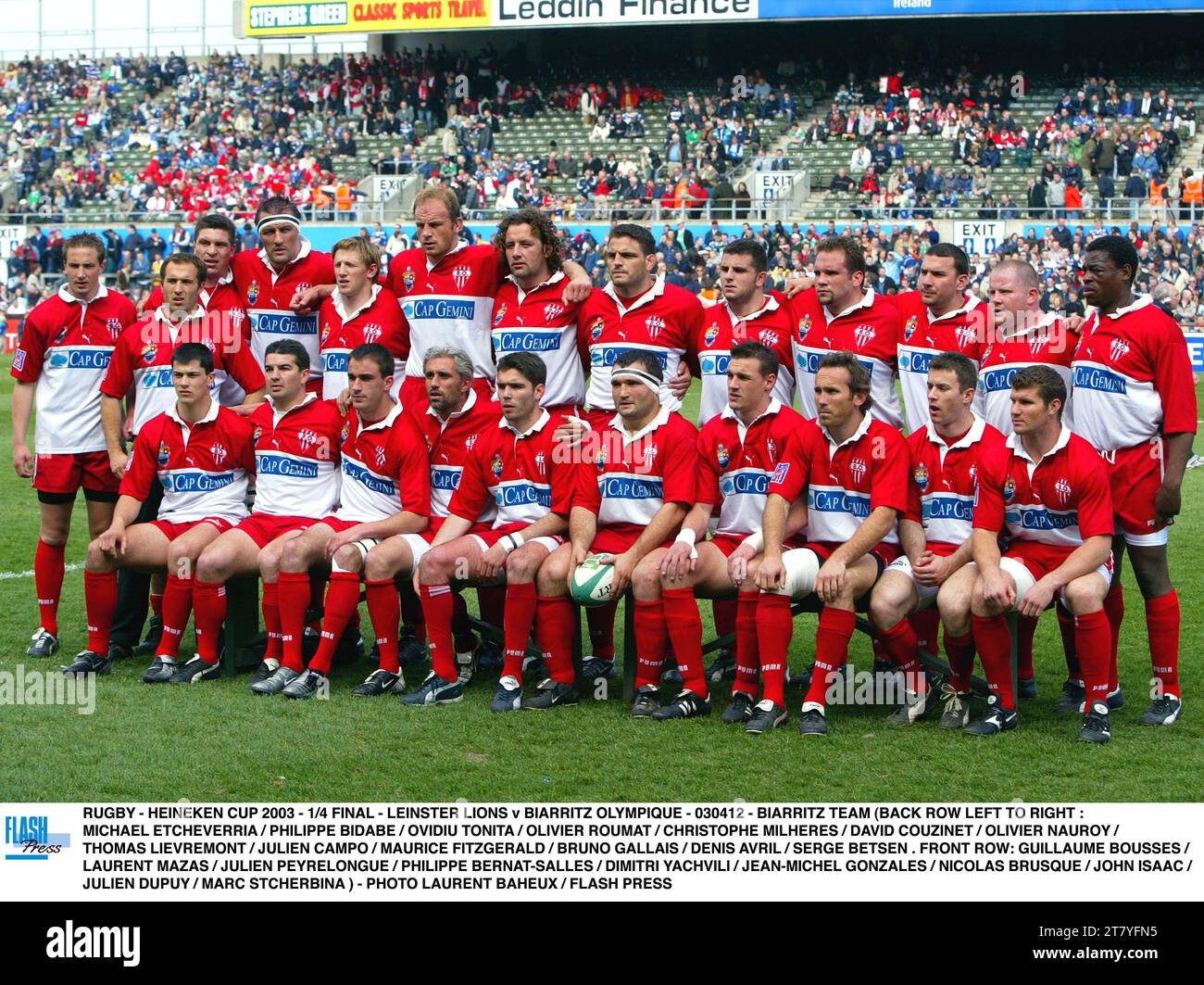 RUGBY - HEINEKEN CUP 2003 - 1/4 FINALE - LEINSTER LIONS GEGEN BIARRITZ OLYMPIQUE - 030412 - BIARRITZ TEAM (HINTERE REIHE VON LINKS NACH RECHTS : MICHAEL ETCHEVERRIA / PHILIPPE BIDABE / OVIDIU TONITA / OLIVIER ROUMAT / CHRISTOPHE MILHERES / DAVID COUZINET / OLIVIER NAUROY / THOMAS LIEVREMONT / JULIEN CAMPO / MAURICE FITZGERALD / BRUNO GALLAIS / DENIS AVRIL / SERGE BETSEN . ERSTE REIHE: GUILLAUME BOUSSES / LAURENT MAZAS / JULIEN PEYRELONGUE / PHILIPPE BERNAT-SALLES / DIMITRI YACHVILI / JEAN-MICHEL GONZALES / NICOLAS BRUSQUE / JOHN ISAAC / JULIEN DUPUY / MARC STCHERBINA ) - FOTO LAURENT BAHEUX / FLASH PRESS Stockfoto