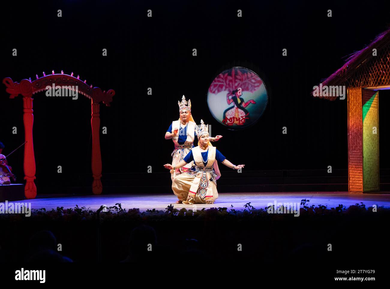 Assam, Indien am 17. November 2023. Künstler führen Sattriya-Tanz während des Sattriya-Tanzfestivals „Nritya Parva“ von Sangeet Natak Akademi am 17. November 2023 in Guwahati, Assam, Indien auf. Das jährliche Nritya Parva Festival in Guwahati zeigte die großartige Gabe des Sattriya-Tanzes. Quelle: David Talukdar/Alamy Live News Stockfoto