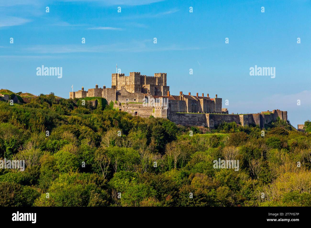 Äußere von Dover Castle in Kent England Großbritannien eine mittelalterliche Burg, die im 12. Jahrhundert für König Heinrich II. Erbaut wurde, eine der größten Burgen Englands. Stockfoto