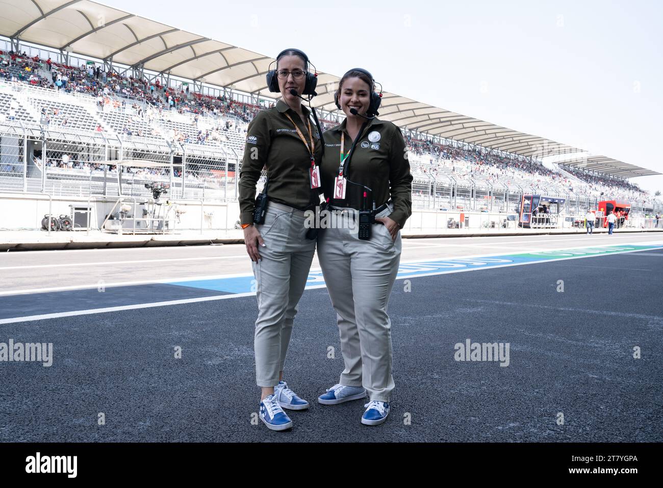 Doktor Ana Belem Garcia Sierra, Chief Medical Officer, und Doktor Yarel Barba Ruiz Esparza, stellvertretender Chief Medical Officer, posieren für ein Foto in den Boxengängen vor dem Rennen, Grand Prix von Mexiko, 29. Oktober 2023. Quelle: Lexie Harrison-Cripps Stockfoto