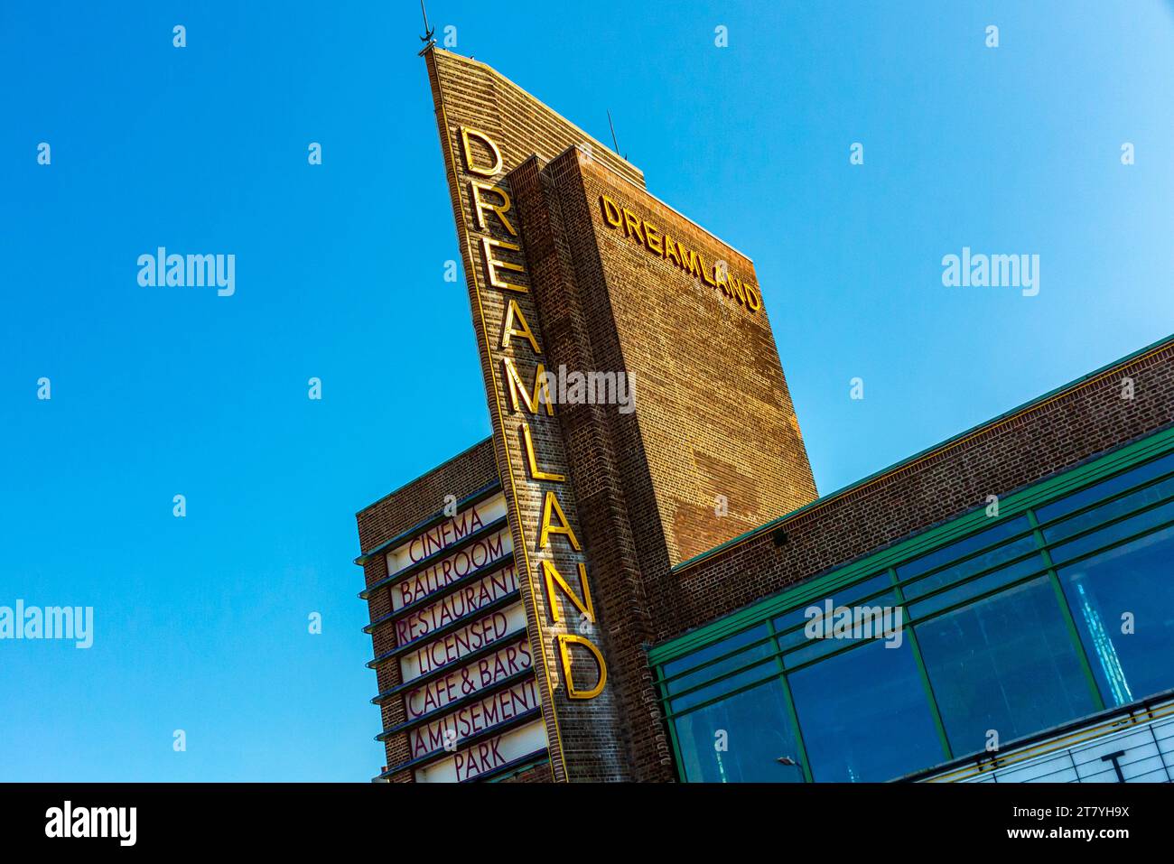 Der Art-Deco-Flossenturm an der Außenseite des Dreamland Cinema in Margate Kent England, Großbritannien, wurde 1935 von Julian Rudolph Leathart und W.F. Granger entworfen Stockfoto