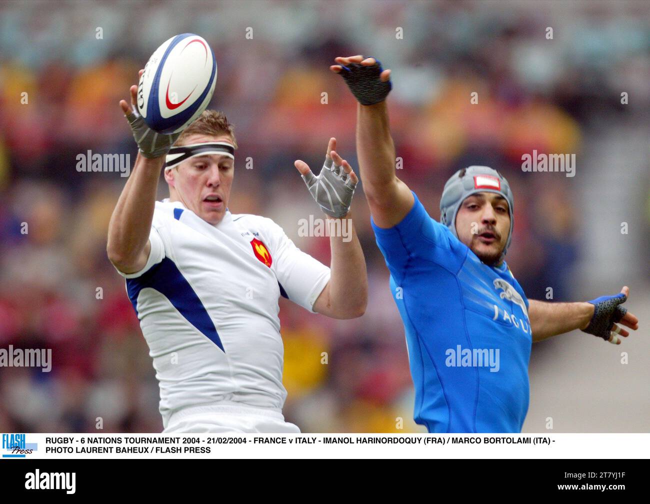 RUGBY - 6 NATIONEN TURNIER 2004 - 21/02/2004 - FRANKREICH GEGEN ITALIEN - IMANOL HARINORDOQUY (FRA) / MARCO BORTOLAMI (ITA) - FOTO LAURENT BAHEUX / FLASH PRESS Stockfoto