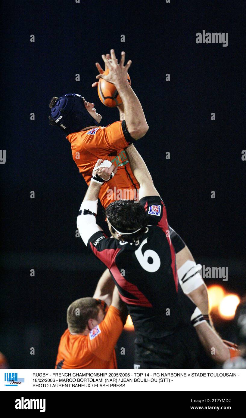 RUGBY - FRANZÖSISCHE MEISTERSCHAFT 2005/2006 - TOP 14 - RC NARBONNE GEGEN STADE TOULOUSAIN - 18/02/2006 - MARCO BORTOLAMI (NAR) / JEAN BOUILHOU (STT) - FOTO LAURENT BAHEUX / FLASH PRESS Stockfoto