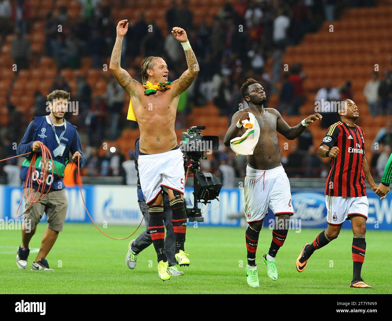 Philippe Mexes vom AC Mailand feiert den Sieg mit seinen Teamkollegen am 18. September 2013 in Mailand, Italien, beim Spiel der ersten Runde der UEFA Champions League 2013-2014 in der Gruppe H zwischen AC Milano und Celtic FC. Foto Massimo Cebrelli / DPPI Stockfoto
