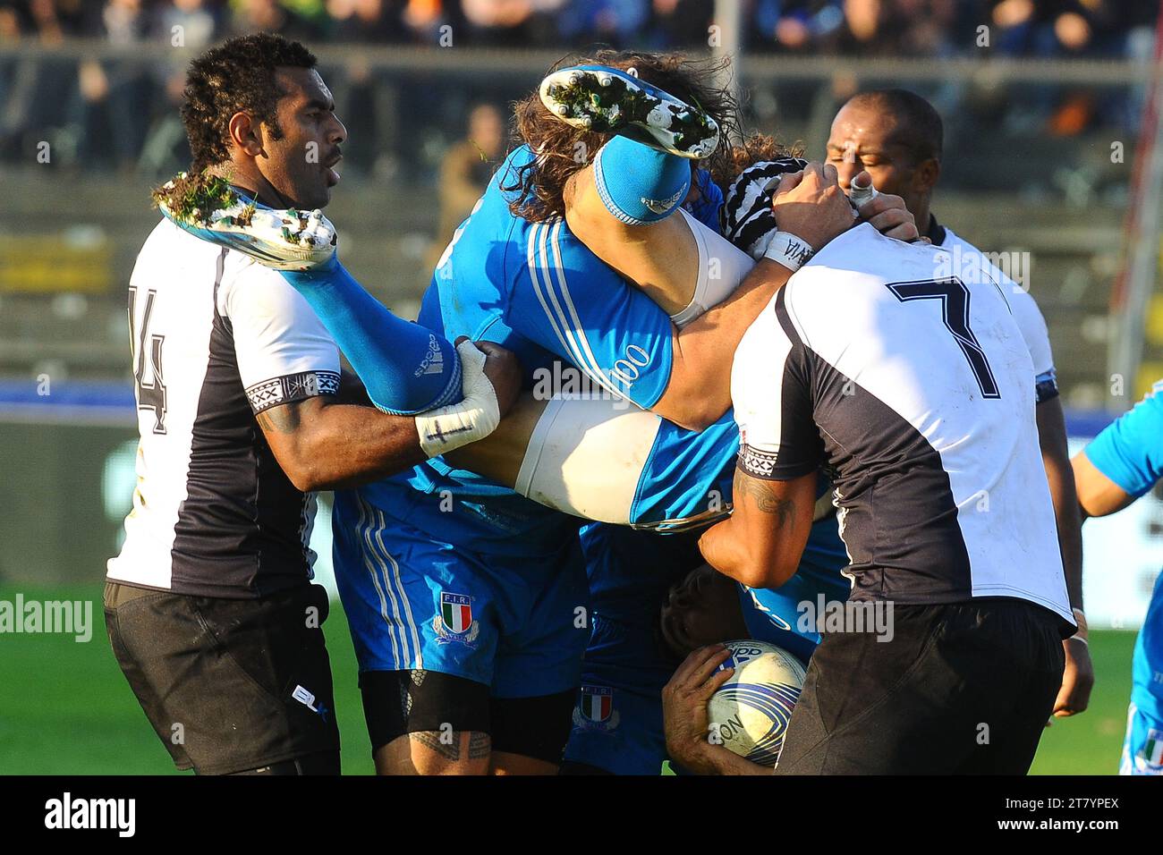 16.11.2013: Cremona, Rugby zweites Testspiel Italien gegen Fidschi Edoardo Gori aus Italien wird von Akapusi Qera aus Fidschi mit Gewalt angegriffen - Foto Massimo Cebrelli / DPPI Stockfoto