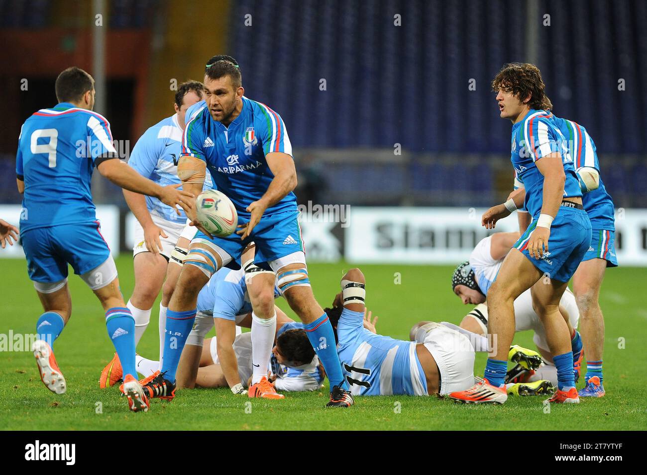 Quintin Geldenhuys aus Italien übergibt den Ballto-Teamkollegen Edoardo Gori während des Freundschaftsspiels zwischen Italien und Argentinien am 14,2014. November in Genua. Foto Massimo Cebrelli/DPPI Stockfoto