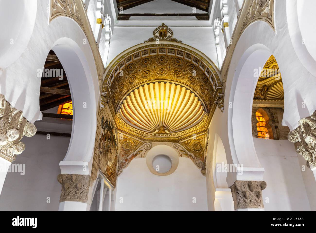 Toledo, Spanien, 08.10.21. Goldene Bogennische mit Jakobsmuschel, Lage für die Arche Torah im Zentrum der Synagoge von Santa Maria la Blanca (Ibn Shoshan Stockfoto