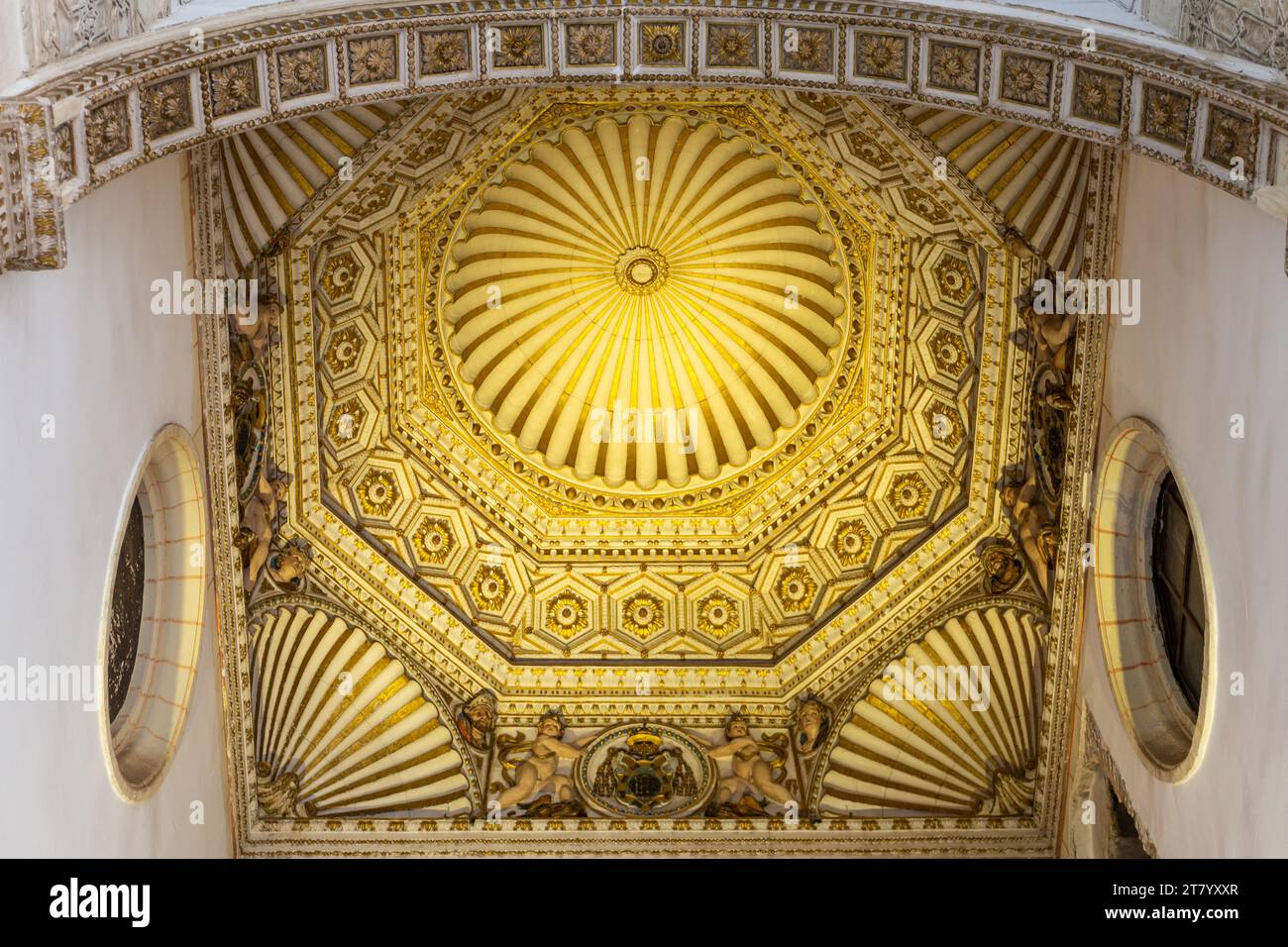 Toledo, Spanien, 08.10.21.Goldene Renaissance-Apsis mit Jakobsmuschelmotiv über dem ehemaligen Standort der Arche in der Synagoge Santa Maria la Blanca Stockfoto