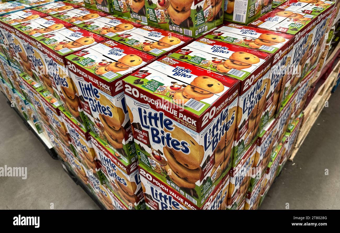 BAXTER, MN - 24. JUN 2023: Little Bites Chocolate Chip Muffins in Boxen, ausgestellt und im Costco Store verkauft. Stockfoto