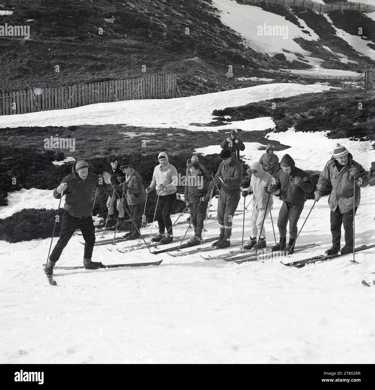 1960er Jahre, historischer Gruppenskikurs, ein männlicher Skilehrer, der Skifahrertechniken zeigt, Highlands, Schottland, Großbritannien. Stockfoto