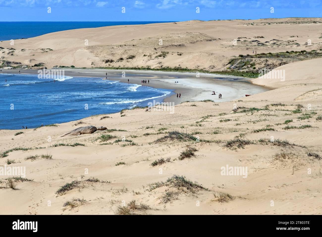 Sanddünen und Sandstrand in der Nähe des Dorfes Barra de Valizas, Badeort / Balneario entlang der Atlantikküste, Rocha, Uruguay, Südamerika Stockfoto