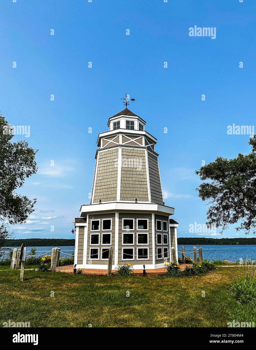 WALKER, MN - 13. JUL 2023: Leuchtturm in einem öffentlichen Park am Ufer des schönen Leech Lake in Minnesota. Stockfoto
