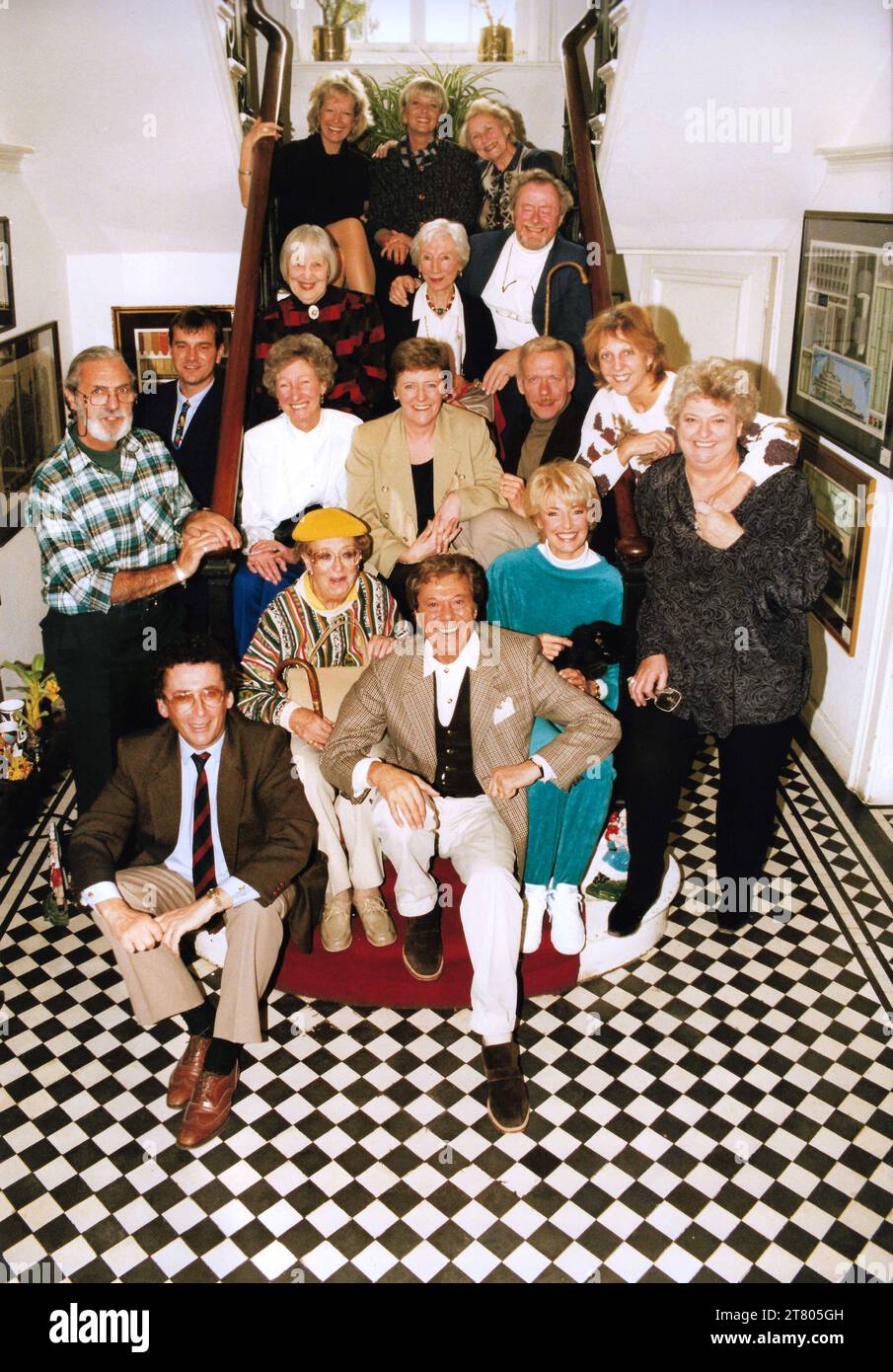 Zusammenkunft von Prominenten, die 1996 Mitglieder der Stiftung Stage for Age im Haus von Clare & Desmond Rayner in London waren – Robert Powell, Lionel Blair, Thora Hird, Diana Moran, Claire Rayner, Brian Murphy, Desmond Rayner, Pat Coombs, Anna Wing, Babs Powell und andere Stockfoto