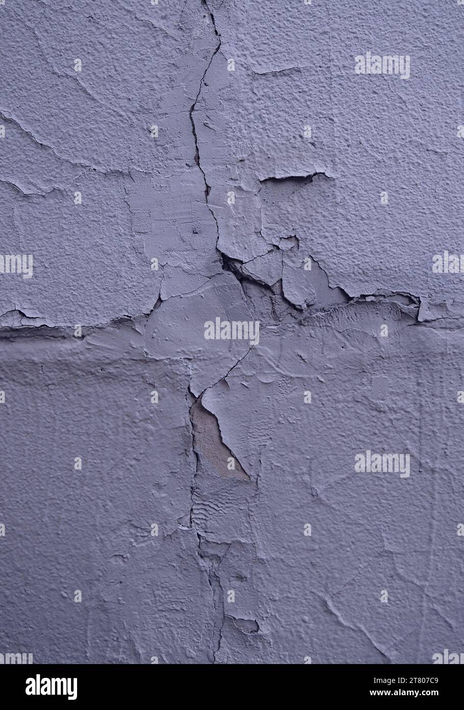 Muster der Zementwandoberfläche, bedeckt mit einer Schicht alten getrockneten Putzmaterials Stockfoto