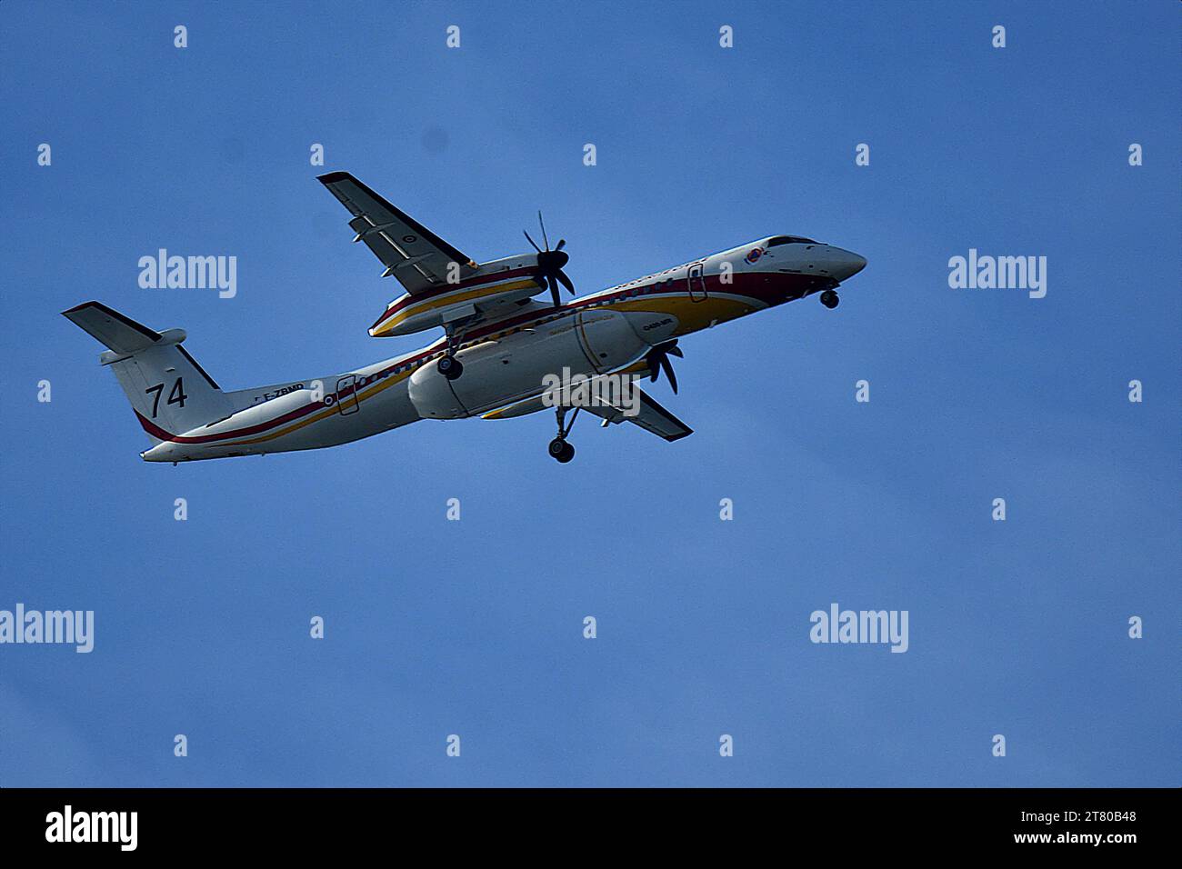 Marseille, Frankreich. November 2023. Ein Wasserbomberflugzeug der zivilen Sicherheit trifft am Flughafen Marseille Provence ein. (Foto: Gerard Bottino/SOPA Images/SIPA USA) Credit: SIPA USA/Alamy Live News Stockfoto