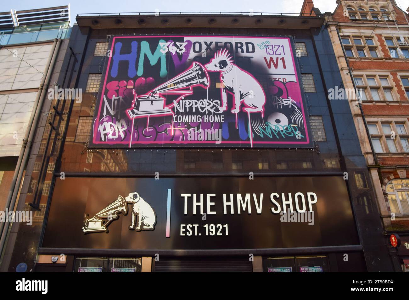 Allgemeine Ansicht des Unterhaltungsgeschäfts HMV bei der Rückkehr zu seinem Flaggschiff-Standort in der 363 Oxford Street. Das Geschäft schloss 2019 nach fast 100 Jahren aufgrund finanzieller Schwierigkeiten und soll nun am 24. November wieder eröffnet werden. Stockfoto