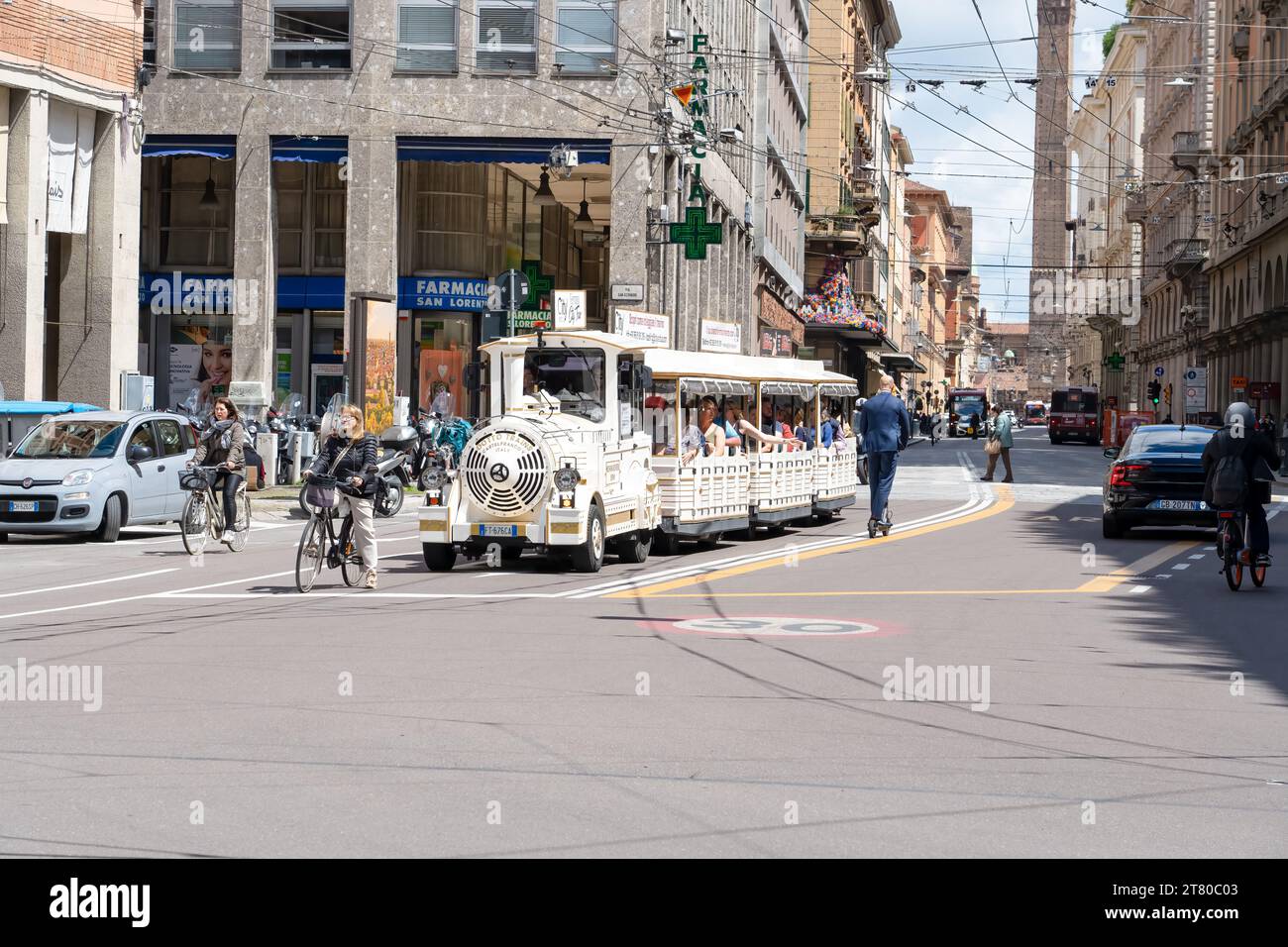 Touristenstraßenzug an einer Kreuzung im Verkehr Stockfoto