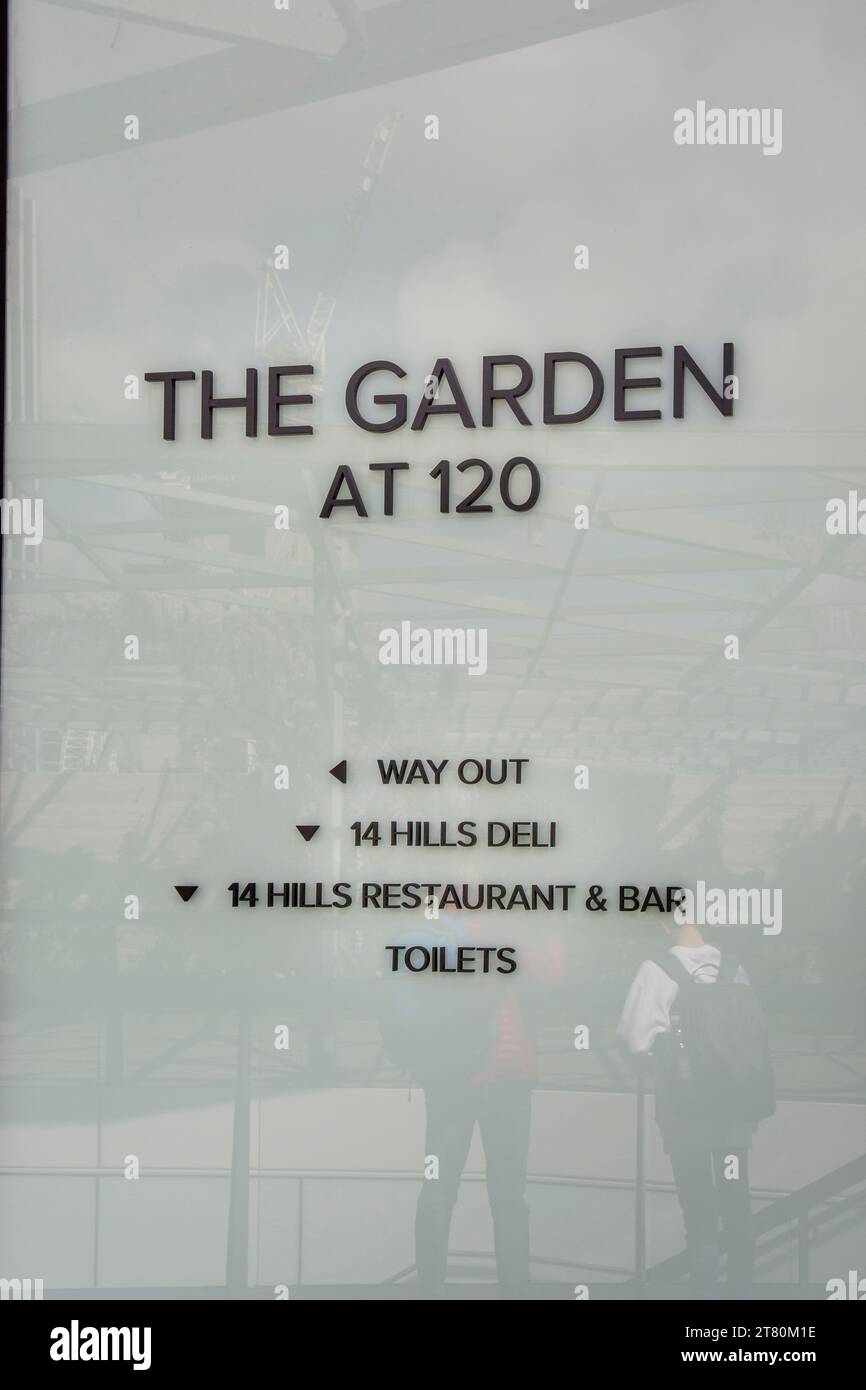 London, UK - 10. Mai 2023 : The Garden at 120. Öffentlicher Dachgarten auf dem Dach des Bürogebäudes im Zentrum von London. UK. Stockfoto