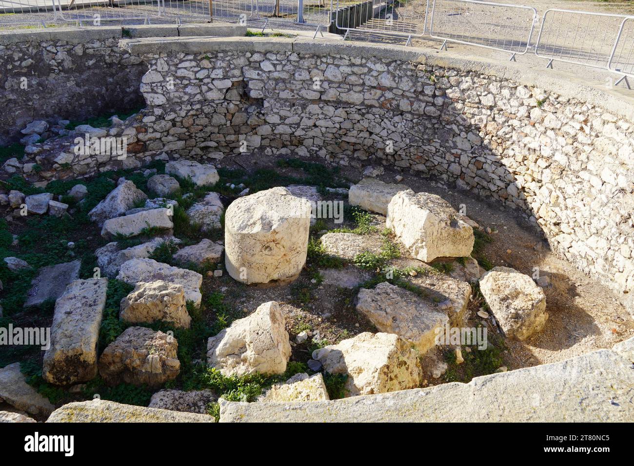 Ruinen eines Grabes, das vermutlich von Admiral Themistokles, dem Sieger der antiken Seeschlacht von Salamis, stammt Stockfoto